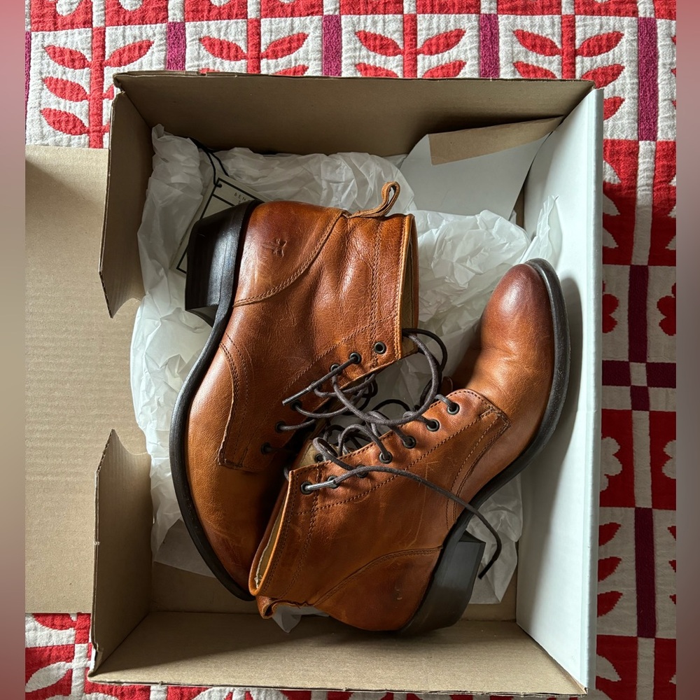 Frye Carson Lace up boot on cognac size 8.5